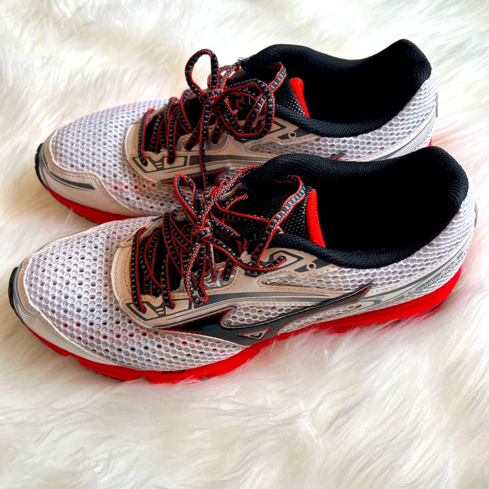 Men’s 10 Mizuno sneakers